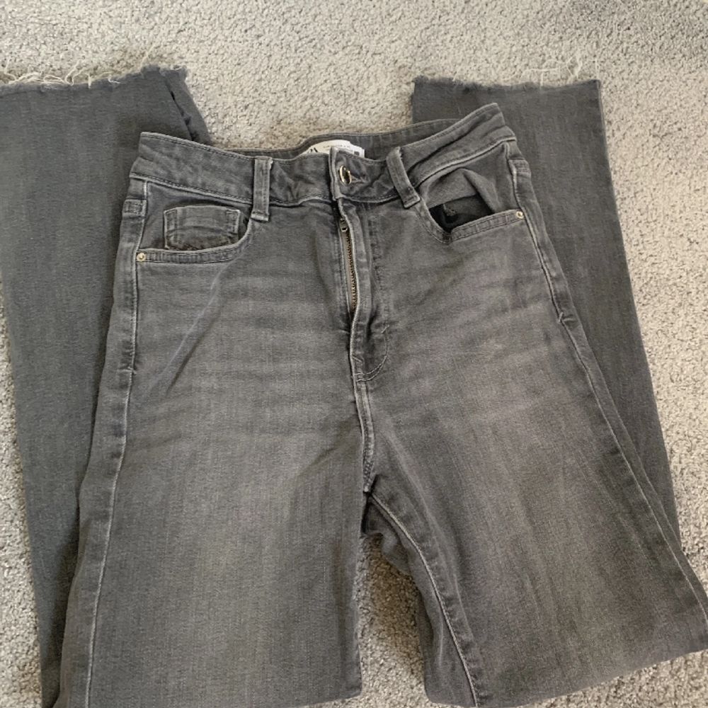 Säljer nu mina zara jeans i grå! Inte blå men det är exakt den modellen som på bilden. Kom privat för egna bilder!. Jeans & Byxor.