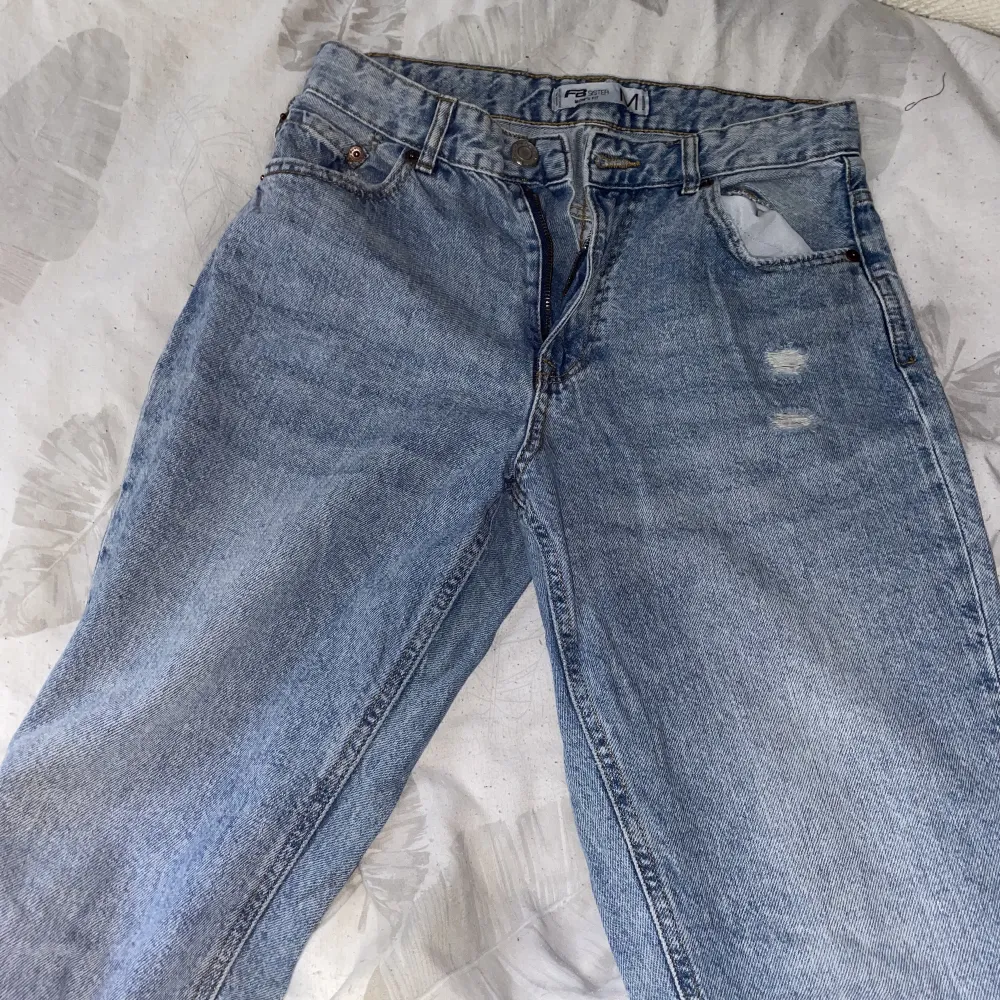 Skitsnygg passform, mom jeans i storlek M men passar även S. Säljes då dem är för små på mig nu.. Jeans & Byxor.