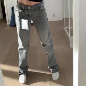 Jeans Zara - Gråa jeans från Zara i storlek 40. Första och andra bilderna är lånade, sista är min! 