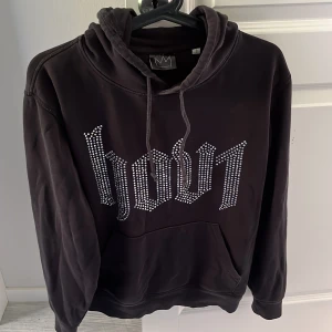 Hov1 hoodie - Hoodie från hov1 i storlek S, den har tappat paljetter men annars i fint skick❤️nypris 600kr, skriv för fler bilder😊