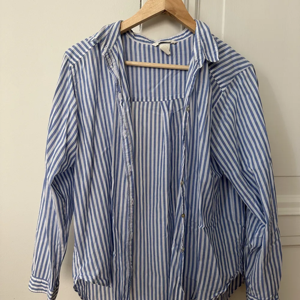 Fin blå-och vitrandig skjorta från H&M i storlek 36!✨Säljer för 50kr. Skjortor.