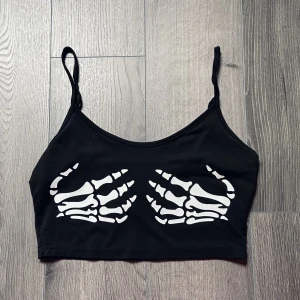 Topp - Duskull linne. Den sitter tajt men materialet är väldigt stretchigt. Ordinarie pris 50kr säljer för 30kr. Storlek Xs. 