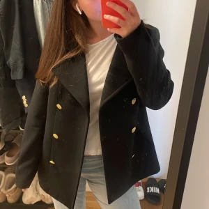 Söt höstjacka❤️ - Säljer min snygga kappa för att den tyvärr är lite för lång för mig ( är 160) ❤️ köpte för 400 kr säljer för 200 kr ❤️