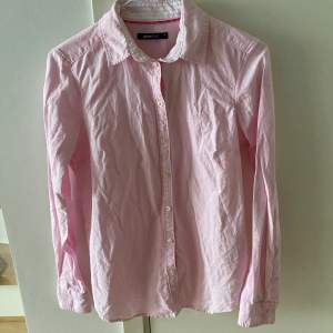 Rosa skjorta från Gina Tricot i storlek 34. Knappt använd, skulle behöva en strykning, men i mycket fint skick!! 