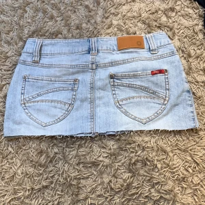 Only kjol - Säljer denna korta, lågmidjade kjolen. Som även min mamma andvände mycke 1999-2002. Midje längden är 78cm och längden på kjolen är 26cm.