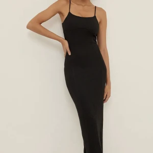 Figursydd klänning NA-KD - Använd endast 1 gång förra sommaren, ser knappt använd ut!! SLUTSÅLD hos na-kd. Jag är 173 cm för referens 😍✨ Nypris 549 kr