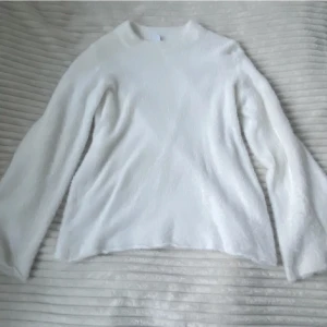 Vit tröja - Vit mjuk tröja med utsvängda armar, bra till hösten!!🍂