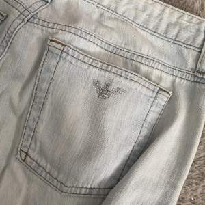 Säljer ett par jätte fina Armani jeans som inte kommer till användning därav att dom är för små, super fint skick använd få tal gånger. Tryck inte på köp nu
