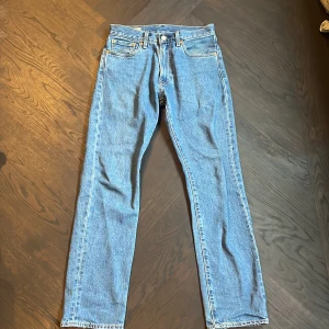 Levis 551 Z  - Blås Levis jeans som inte kommer till användning längre  Nypris: 1300kr Pris: 500kr
