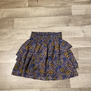 Blommig kjol - En jätte fin blommig kjol från H&M i storlek 146/152, ett litet hål men syns inte när man har på sig kjolen. Välanvänd