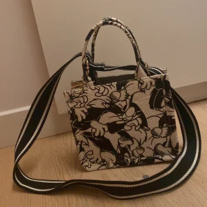 Axelremsväska  - Helt oanvänd och ny axelremsväska från H&M 🌸 inga hål eller fläckar. I toppskick! 😍 dm:a för fler bilder eller frågor 💖
