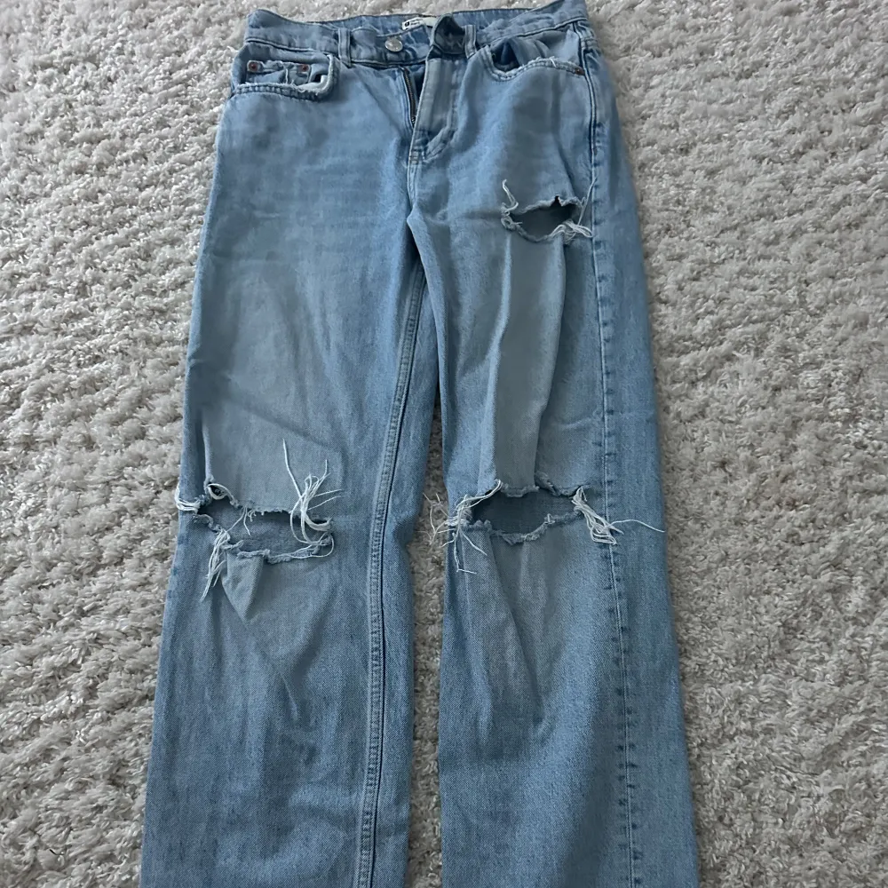 Jeans från Gina Tricot med hål, endast använda en gång. Nypris vet ej säljer för 100 + frakt, går att diskutera pris vid snabb affär.. Jeans & Byxor.