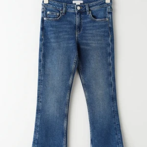 Gina Tricot jeans - Jeans från Gina Tricot med slits längst ner, använda i mycket sparsamt skick. Nypris 299kr säljer för 100kr + frakt💗går att diskutera pris vid snabb äffär.