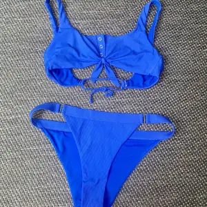 Supersnygg koboltblå bikini, aldrig använd - endast provad. Passar strl 36-38. Kan ta fler bilder om så önskas! 🌻
