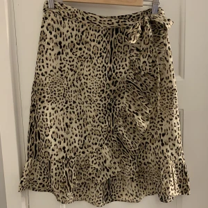 Leopardmönstrad kjol - Säljer denna fina kjolen då den inte används. Väldigt fint skick och nästan inte använd.