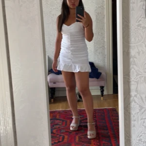 Vit klänning - Superfin klänning från Zara, endast använd en gång men måste tyvärr sälja då den blivit för liten💕 Axelbanden är uppsydda men ingeting som syns 🩷 