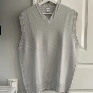 Stickad Väst Zara - Beige stickad väst från Zara. Bra skick. Storlek L  Köparen står för frakt🤝