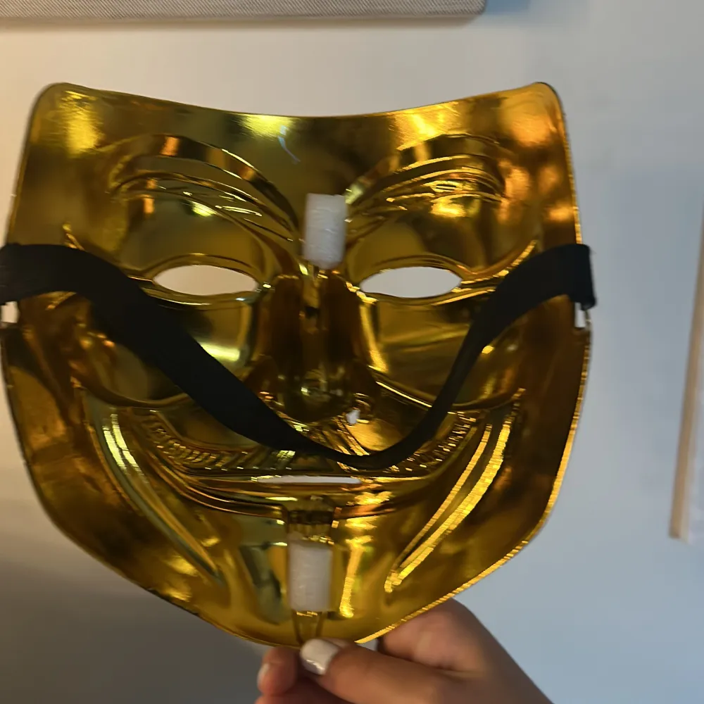 Guldig gullig mask. Övrigt.