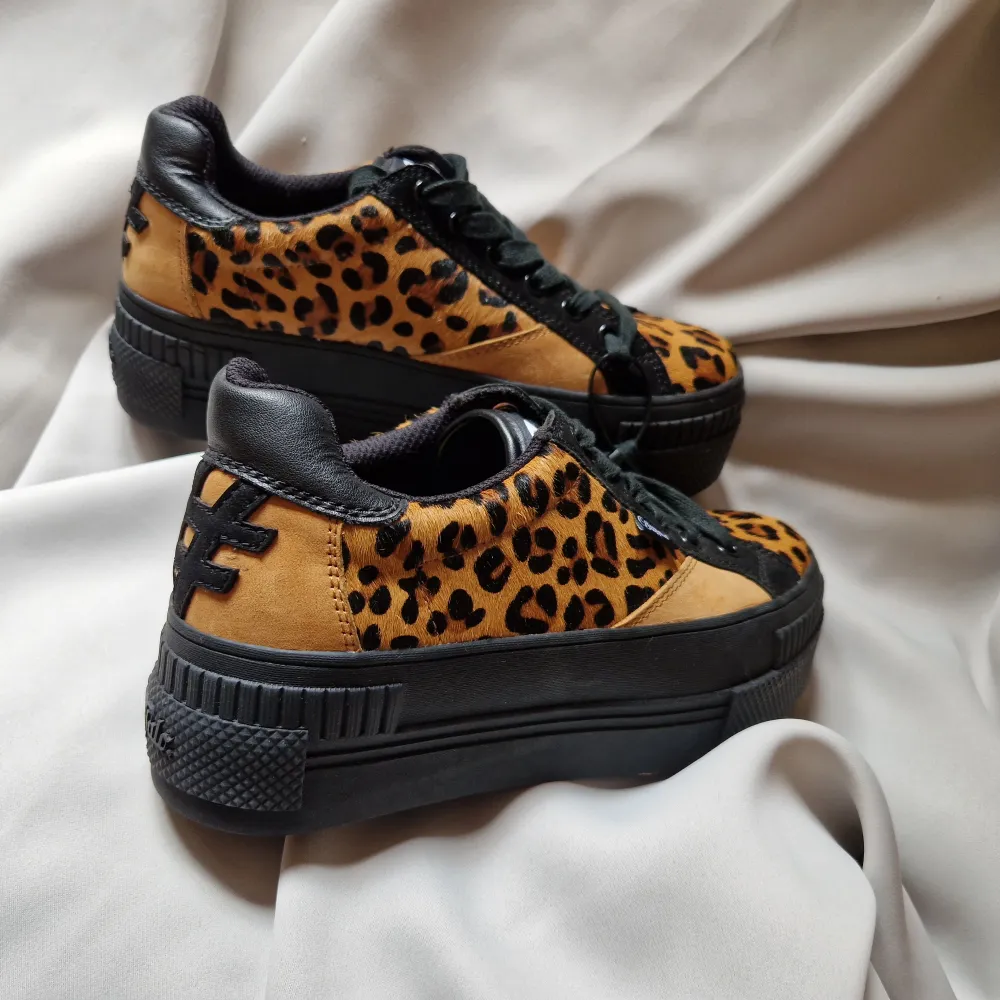 Stor i storlek passar 38. Leopard platå sneakers helt nya, aldrig använda.. Skor.