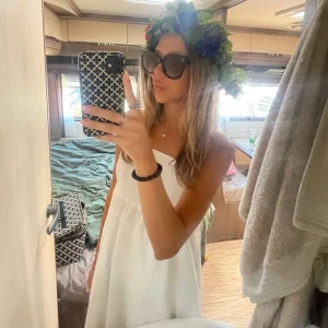 Vit klänning - Jättefin vit lång klänning från HM! Använd en gång, så i väldigt fint skick.😻 Storlek xss, men skulle säga att den passar xs också.🤍 (Första bild lånad)