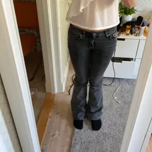 Säljer dessa jättefina bootcut jeansen får Gina Tricot då dom tyvärr inte passar mig längre💗 Det finns inga skador på jeansen Köpta för 500kr💗 