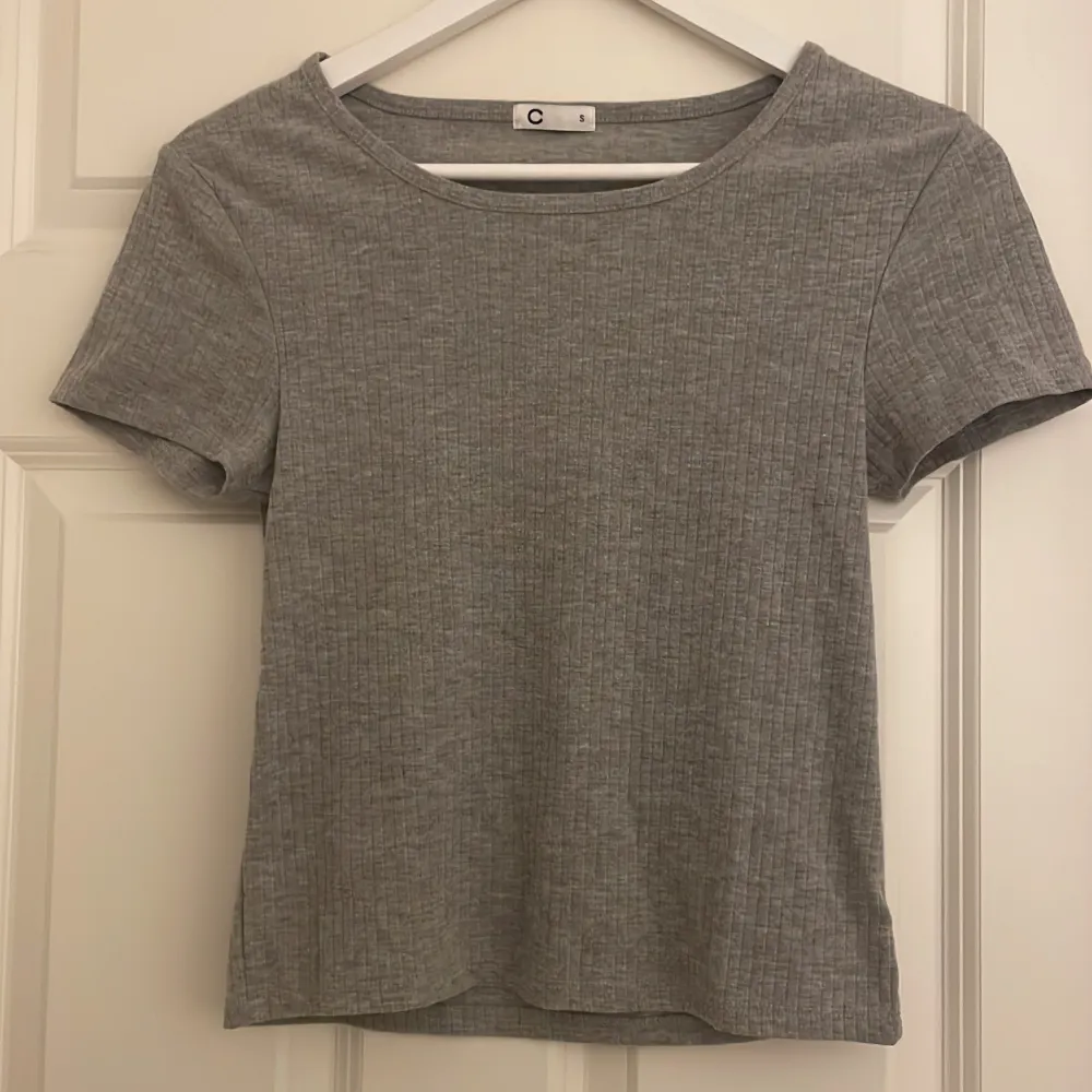 En basic grå T-shirt som ja fick av nån men aldrig använt så därför vill jag sälja den. T-shirts.