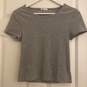 T-shirt - En basic grå T-shirt som ja fick av nån men aldrig använt så därför vill jag sälja den