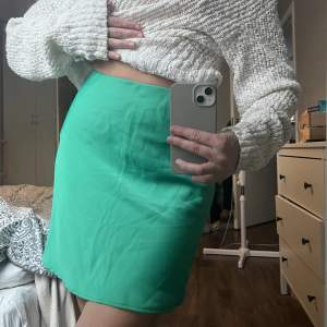 Grön kort kjol i nytt skick då den aldrig kommit till användning. Prislapp sitter kvar! ☺️