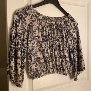 Blommig blus  - Blå och blommig blus  Barn storlek 