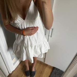 Älskar den här söta vita klänning från Zara!🤍sitter perfekt runt kroppen och är så fin i ryggen. Klänningen är justerbar, vilket gör att det går att göra den större eller mindre runt bysten genom att knyta banden i ryggen lösare eller tajtare.🩷 