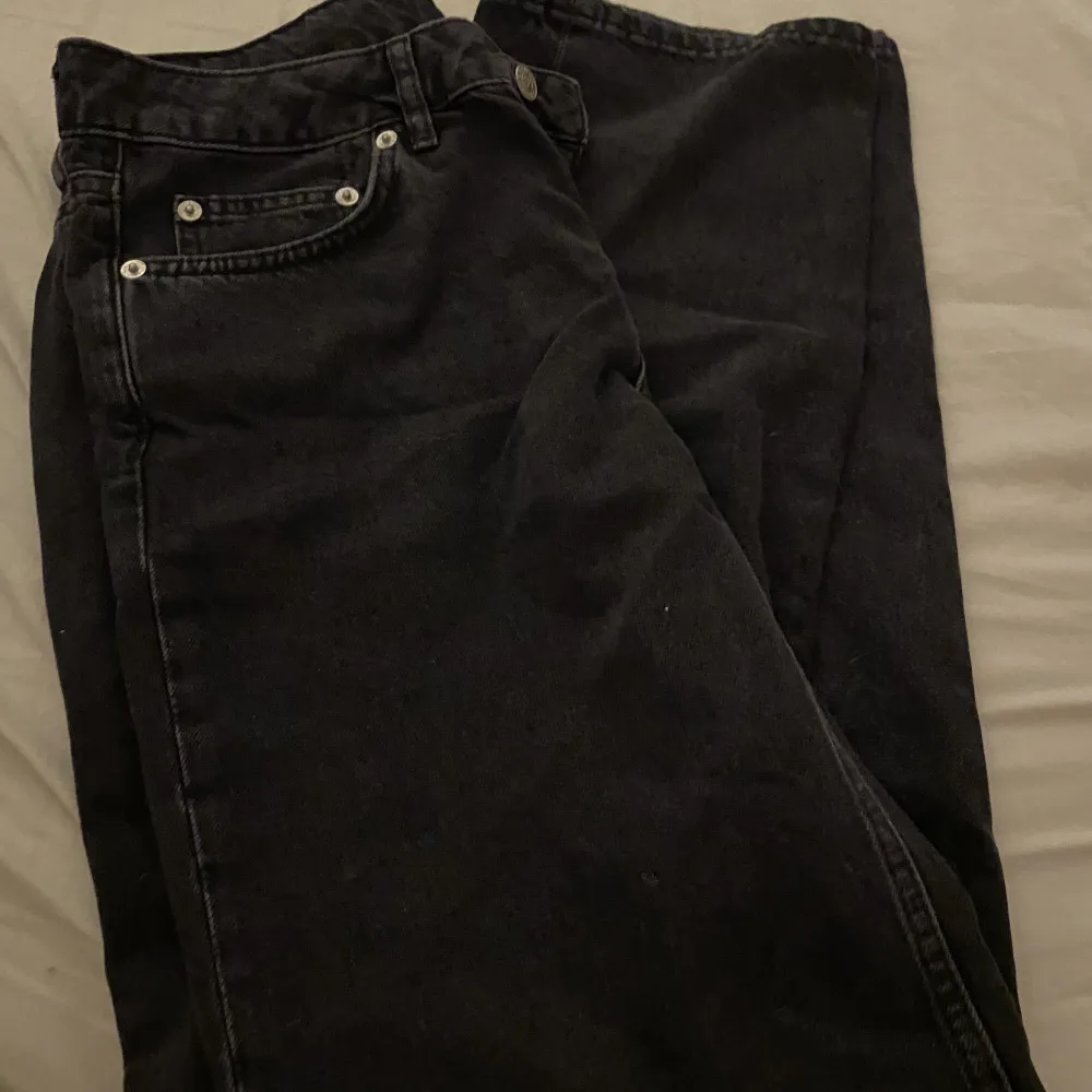 Låg/medel midiade jeans . Jeans & Byxor.