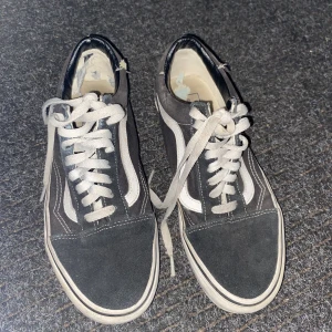 Vans sneakers - Rätt så slitna därav billiga Nypris 699kr
