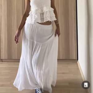Säljer denna super snygga kjolen ifrån strandivarius i st S. Han en i vit och en i svar. Säljer då de aldrig kommit till använding. Säljer för 200kr styck 🪩 💋 ⚡️ 