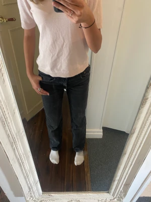 Lågmidjade jeans - Säljer dessa svarta lågmidjade zara jeans pågrund av att dem ej kommer till användning! Skriv för intresse!