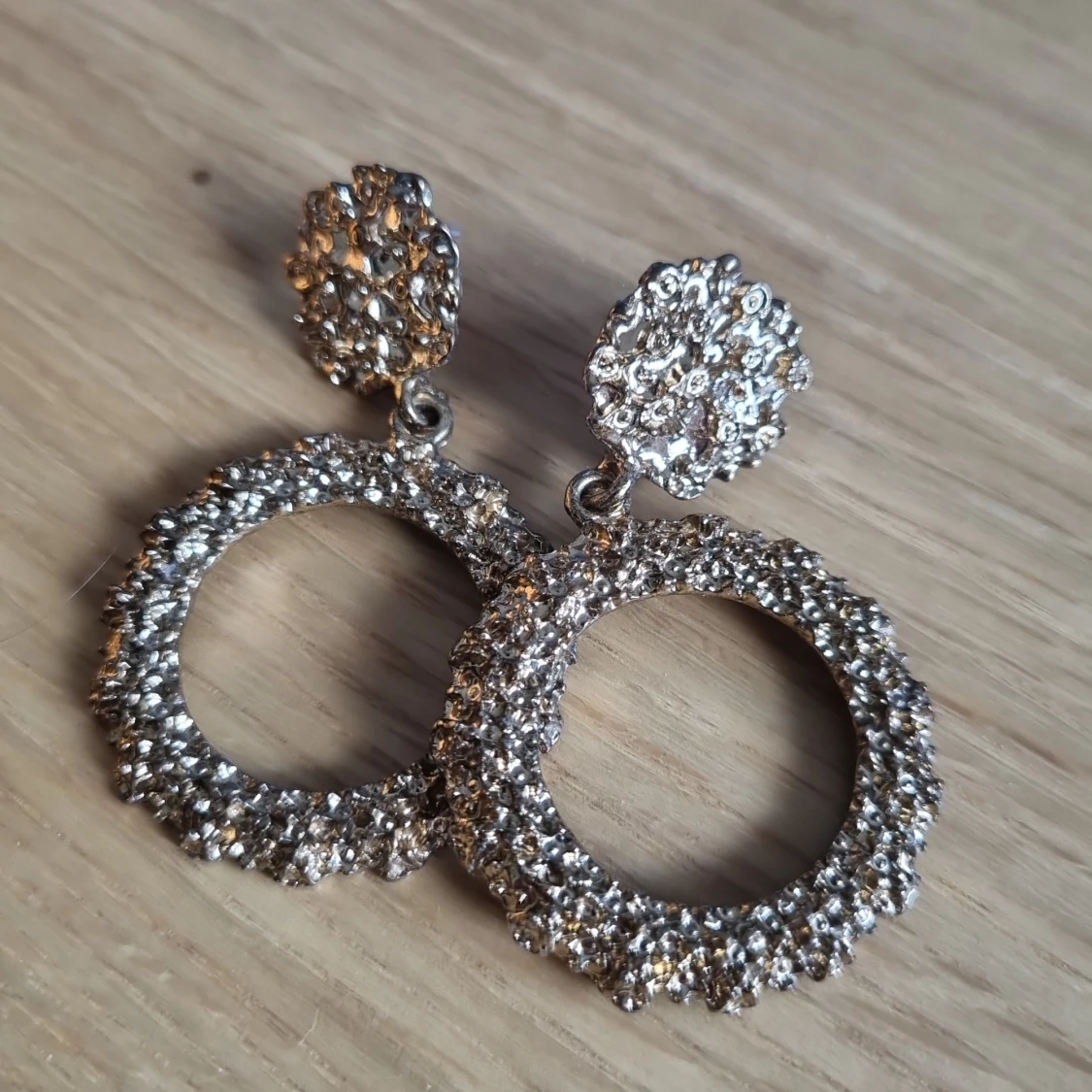 Statement örhängen guld 