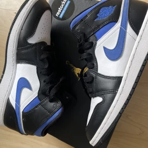 AIR JORDAN 1 MID  - Säljer mina fina AirJordan 1 Mid ”white racer blue” då det inte kommer till användning. Skorna har använts vid tre tillfällen och är så gott som nya. Inköpt på Restocks för 3.600 kr, pris kan diskuteras vid snabb affär.