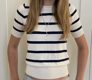 Stickade tröja  - En jätte fin stickad tröja från zara, kommer inte till användning bra skick. Kom priv för bilder och frågor 