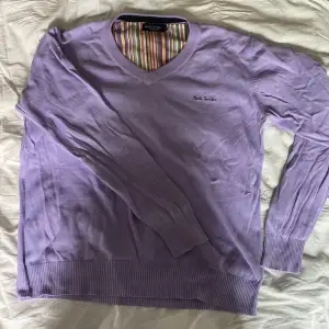 En fin pullover i en lavendel lila färg använd men i gott skick. Pullovern är från det exklusiva märket Paul Smith och har storlek L (tröjan är liten i storleken) 100% Bomull  För fler bilder eller frågor kontakta mig✨⭐️