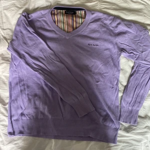 Lavendel färgad pullover  - En fin pullover i en lavendel lila färg använd men i gott skick. Pullovern är från det exklusiva märket Paul Smith och har storlek L (tröjan är liten i storleken) 100% Bomull  För fler bilder eller frågor kontakta mig✨⭐️