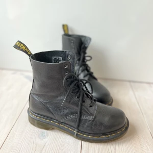 Dr. Martens kängor - Dr. Martens 1460 PASCAL i skinn, supersnygga och nästan oanvända pga lite för små för mig. Strl 38. Nypris ligger på 1900kr