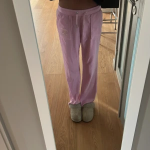 Juicy couture byxor - Jag säljer mina juicy couture byxor! Som är i ett väldigt bra skick å knappt använda. Det är barnstorlek men kan även passa xxs/ xs. 