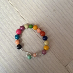 Färgglatt päl armband - Ett jätte fint färgglatt päl armband som jag inte använder längre.