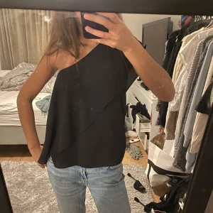 Off-shoulder blus  - Off-shoulder blus, har ett band men man kan även välja och stoppa ner bandet 🖤🖤