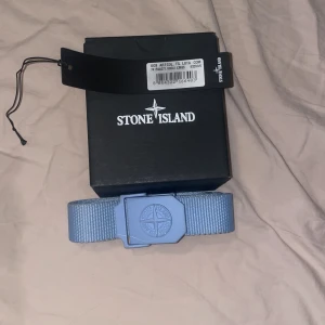 Stone island bälte - Stone island bälte eftertraktad färg. Skick 8,5/10 bara en repa som ni ser på märket. Allt på bilden följer med