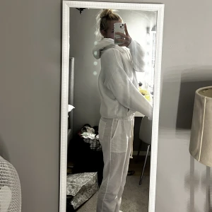 Vit Hoddie  - Vit bik bok Hoddie i stolek xs men är lite oversized. 
