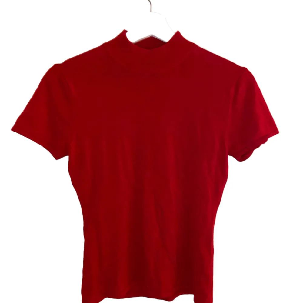 en jätte fin röd tröja ifrån märket KAFFE! Jätte fin men används inte! . T-shirts.