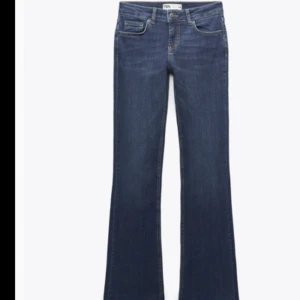 Low waist jeans  - Säljer helt nya low waist byxor från zara .Aldrig användamed  prislappen kvar. De är slutsålda på Zara. Original priset är 360 men säljer för 240..Jätte snygga o trendiga. Pris kan diskuteras 