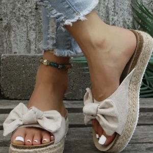 Sandaler  - Säljer dessa oanvända sandaler som är jätte fina och skön har endast testat dem då dem var för stora för mig. 