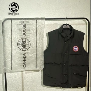 Canada Goose Freestyle Black Gilet  - Canada Goose Freestyle Black Gilet.  Storlek: S, M, L. Pris: 799kr. Leverans: 1-5 dagar.  BESTÄLL VIA DM.