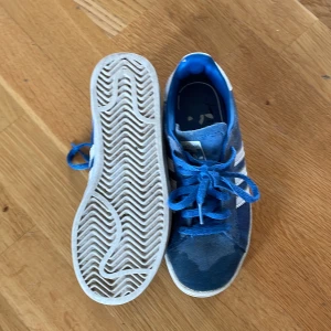 Adidas campus skor - Adidas campus i färgen blå. Fint i använt skick. Storlek 32.